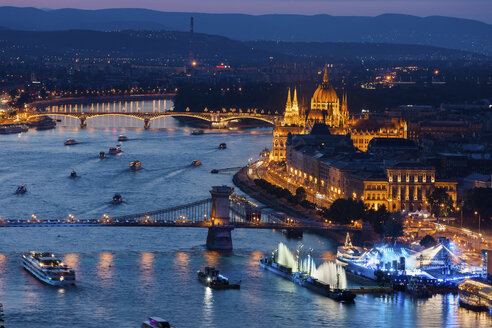 Ungarn, Budapest, abendliches Stadtbild entlang der Donau - ABOF00328