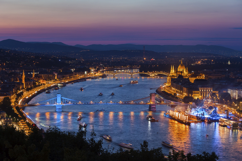 Ungarn, Budapest, Stadt in der Dämmerung von oben, Stadtbild mit Donau, lizenzfreies Stockfoto