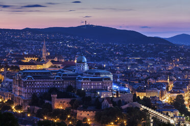 Ungarn, Budapest, Burg Buda im abendlichen Stadtbild - ABOF00330