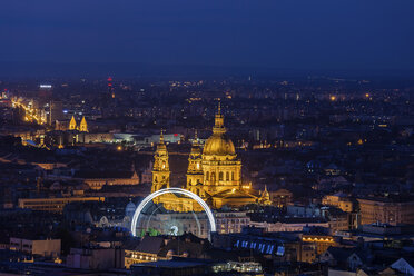 Ungarn, Budapest, Stadt bei Nacht, Stadtbild von Pest mit beleuchteter Stephansbasilika und Riesenrad - ABOF00331