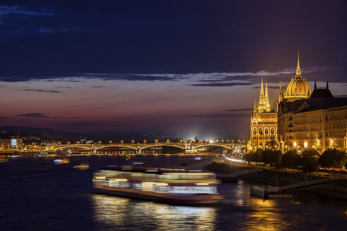 Ungarn, Budapest, Stadt bei Nacht, Lichter des Ausflugsschiffs und Margaretenbrücke auf der Donau - ABOF00332