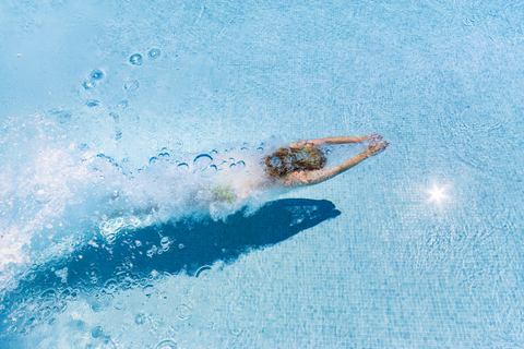 Spanien, Frau taucht im Schwimmbad, lizenzfreies Stockfoto