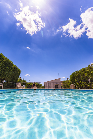 Spanien, Mondron, Schwimmbad, lizenzfreies Stockfoto