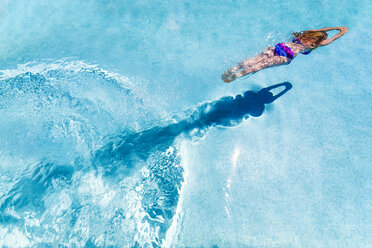 Spanien, Frau taucht im Schwimmbad - SMAF00852