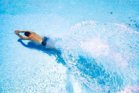 Spanien, Mann taucht in Schwimmbad, lizenzfreies Stockfoto