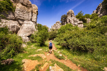 Spanien, Provinz Malaga, El Torcal, Frau beim Wandern - SMAF00861