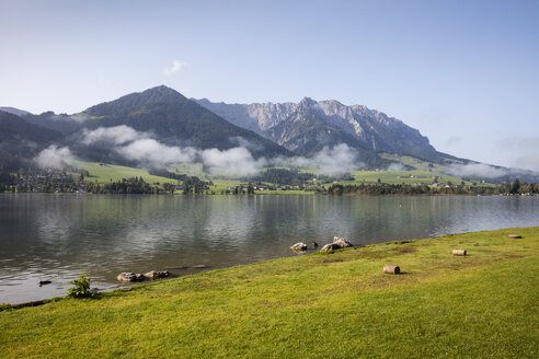 Österreich, Tirol, Kaisergebirge, Walchsee mit Zahmer Kaiser - WIF03443