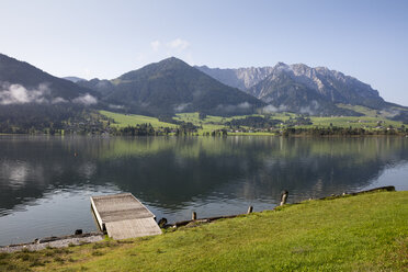 Österreich, Tirol, Kaisergebirge, Walchsee mit Zahmer Kaiser - WIF03444