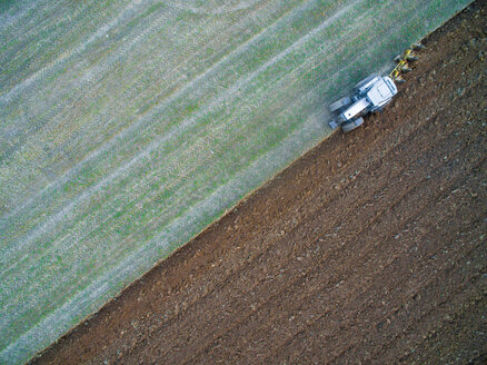 Italien, Umbrien, Gubbio, Luftaufnahme eines Traktors bei der Arbeit auf dem Feld - LOMF00667