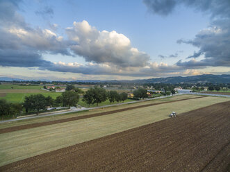 Italien, Umbrien, Gubbio, Luftaufnahme von Feldern auf dem Lande im Herbst - LOMF00669