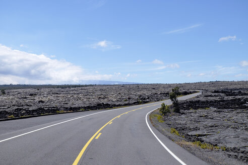 USA, Hawaii, Big Island, Hawai'i Volcanoes National Park, Lavalandschaft und Straße - HLF01060