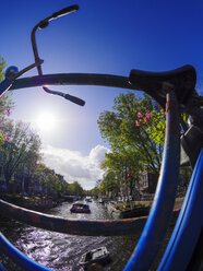 Niederlande, Amsterdam, Fahrrad an der Prinsengracht - LAF01943