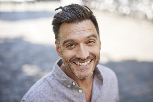 Porträt eines lachenden reifen Mannes mit Bartstoppeln - PNEF00320
