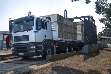 Lkw mit Transportkisten - ZEF14672