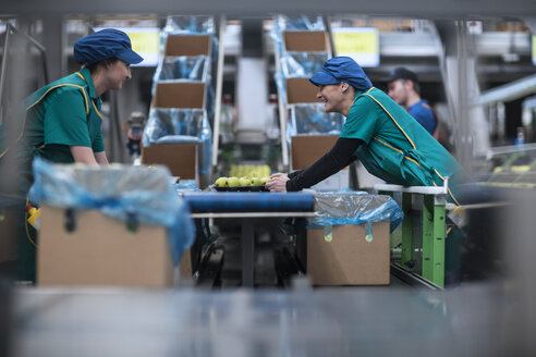 Zwei Frauen arbeiten in einer Apfelfabrik - ZEF14705