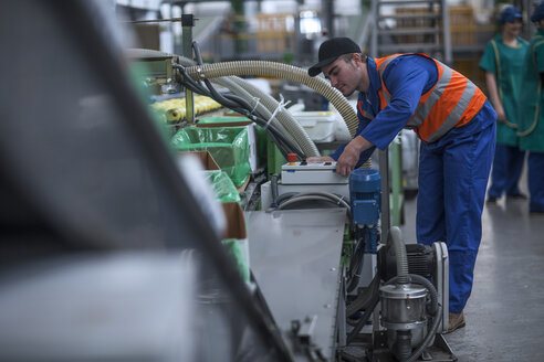 Mann arbeitet an einer Maschine in einer Fabrik - ZEF14706