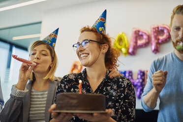 Kollegen feiern Geburtstag im Büro mit Kuchen, Gebläse und Partyhüten - ZEDF00980