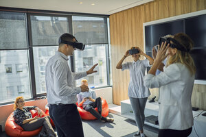 Kollegen tragen VR-Brillen im Büro - ZEDF00990