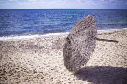 Spanien, Formentera, Entfernung von Sonnenschirmen am Strand, Ende der Saison - CMF00733
