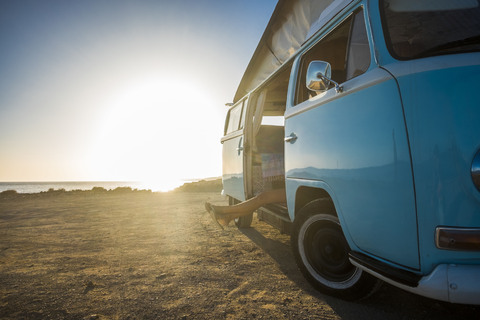 Spanien, Teneriffa, Van am Meer bei Sonnenuntergang geparkt, lizenzfreies Stockfoto