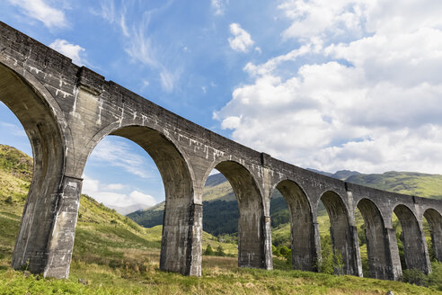 Großbritannien, Schottland, Schottische Highlands, Glenfinnan, Glenfinnan Viaduct - FOF09408