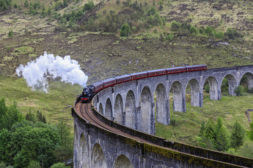 Großbritannien, Schottland, Schottische Highlands, Glenfinnan, Glenfinnan Viaduct, West Highland Line, Dampflokomotive The Jacobite - FO09410