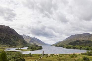 Großbritannien, Schottland, Schottische Highlands, Glenfinnan, Loch Shiel und Glenfinnan Monument - FOF09411