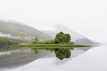 Großbritannien, Schottland, Schottische Highlands, Westküste, Blick auf kleine Insel im Loch Leven, Morgennebel - FOF09412