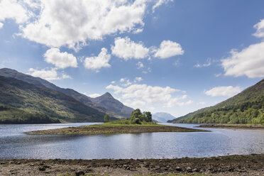 Großbritannien, Schottland, Schottisches Hochland, Westküste, Blick auf kleine Insel im Loch Leven - FOF09415