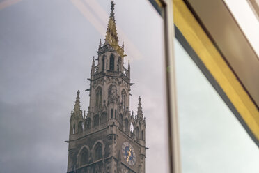 Deutschland, Bayern, München, Spiegelung des Neuen Rathauses in der Fensterscheibe - MMAF00186