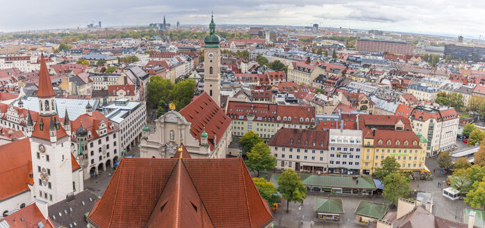 Deutschland, Bayern, München, Blick vom Alten Peter über den Viktualienmarkt - MMAF00187