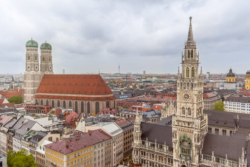 Deutschland, Bayern, München, Frauenkirche und Neues Rathaus am Marienplatz - MMAF00188