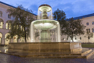 Deutschland, Bayern, München, Springbrunnen vor der Ludwig-Maximilians-Universität am Abend - MMAF00190