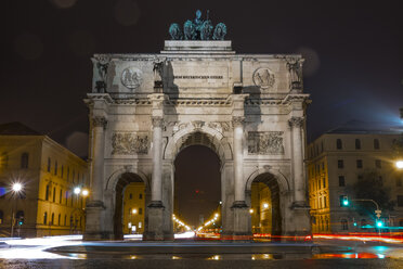Germany, Bavaria, Munich, North facade of Victory Gate at night - MMAF00191