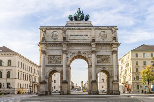 Germany, Bavaria, Munich, North facade of Victory Gate, view to Ludwigstraße - MMAF00192