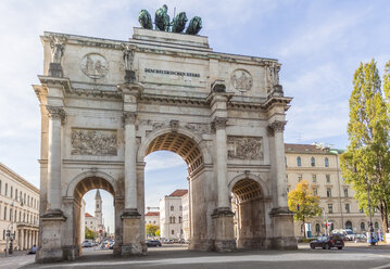 Germany, Bavaria, Munich, North facade of Victory Gate, view to Ludwigstraße - MMAF00193