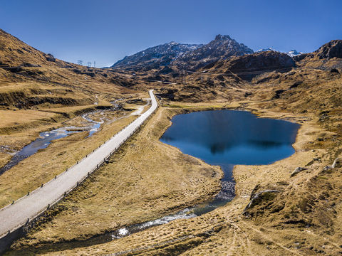 Schweiz, Kanton Uri, Tremola, Luftaufnahme von Gotthardpass und See, lizenzfreies Stockfoto