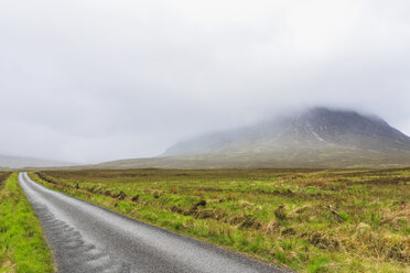 Großbritannien, Schottland, Schottische Highlands, Glen Coe, Berg Stob Dearg, Straße nach Glen Etive - FOF09427