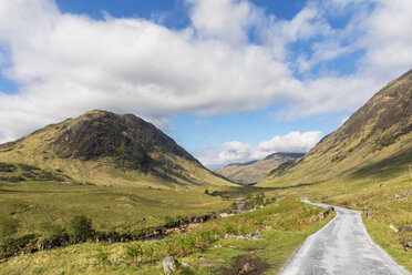 Großbritannien, Schottland, Schottische Highlands, Straße, Tal Glen Etive mit Fluss Etive - FOF09428