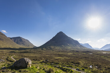 Großbritannien, Schottland, Schottische Highlands, Glen Coe, Bergmassiv Buachaille Etive Mor, Berg Stob Dearg gegen die Sonne - FOF09430