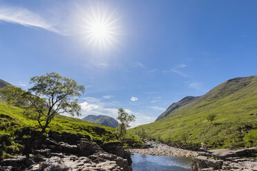 Großbritannien, Schottland, Schottische Highlands, Etive mit Fluss Etive, weibliche Touristin beim Lesen - FOF09432