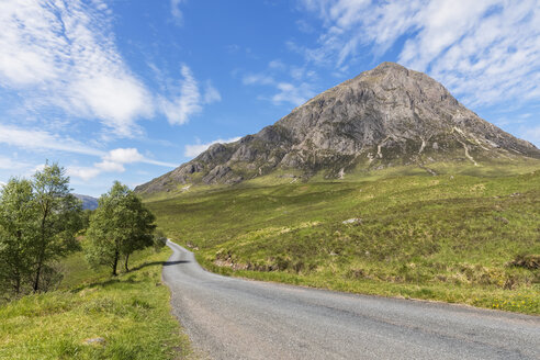 Großbritannien, Schottland, Schottische Highlands, Glen Etive, Bergmassiv Buachaille Etive Mor, Straße - FOF09438