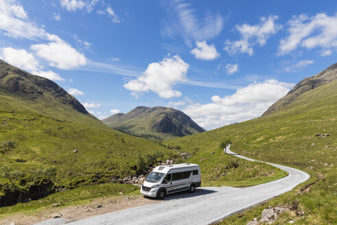 Großbritannien, Schottland, Schottische Highlands, Glen Etive mit Fluss Etive und Wohnmobil - FOF09439