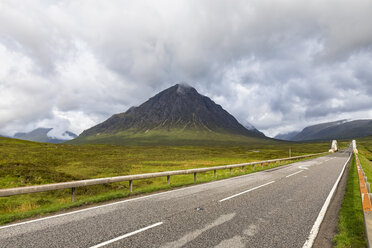 Großbritannien, Schottland, Schottische Highlands, Glen Coe, Etive Mor, Glen Etive, Fluss Etive, Bergmassiv Buachaille Etive Mor mit Berg Stob Dearg - FOF09441