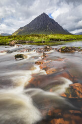 Großbritannien, Schottland, Schottische Highlands, Glen Coe, Etive Mor, Glen Etive, Fluss Etive, Bergmassiv Buachaille Etive Mor mit Berg Stob Dearg - FOF09443