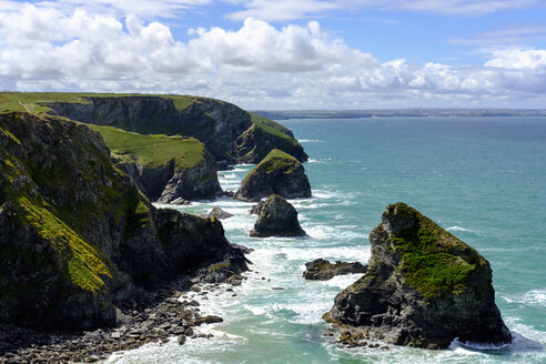 Großbritannien, England, Cornwall, bei Newquay, Bedruthan Steps, felsige Küste - SIEF07589