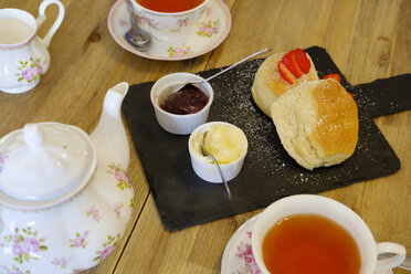 Cornish Cream Tea, Scones, Erdbeermarmelade und Clotted Cream - SIEF07591