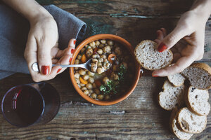 Frau isst mediterrane Suppe mit Brot, Nahaufnahme - GIOF03299