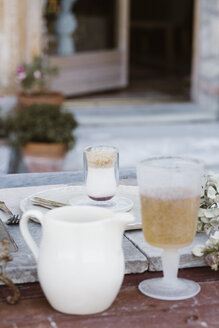 Italien, gedeckter Frühstückstisch auf der Terrasse - ALBF00205