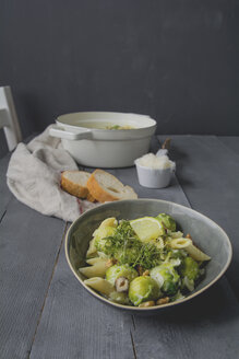 Nudeln mit Rosenkohl, Haselnuss, Walnuss und Kresse, Limetten-Sojasauce mit Parmesan und Baguette - ODF01573